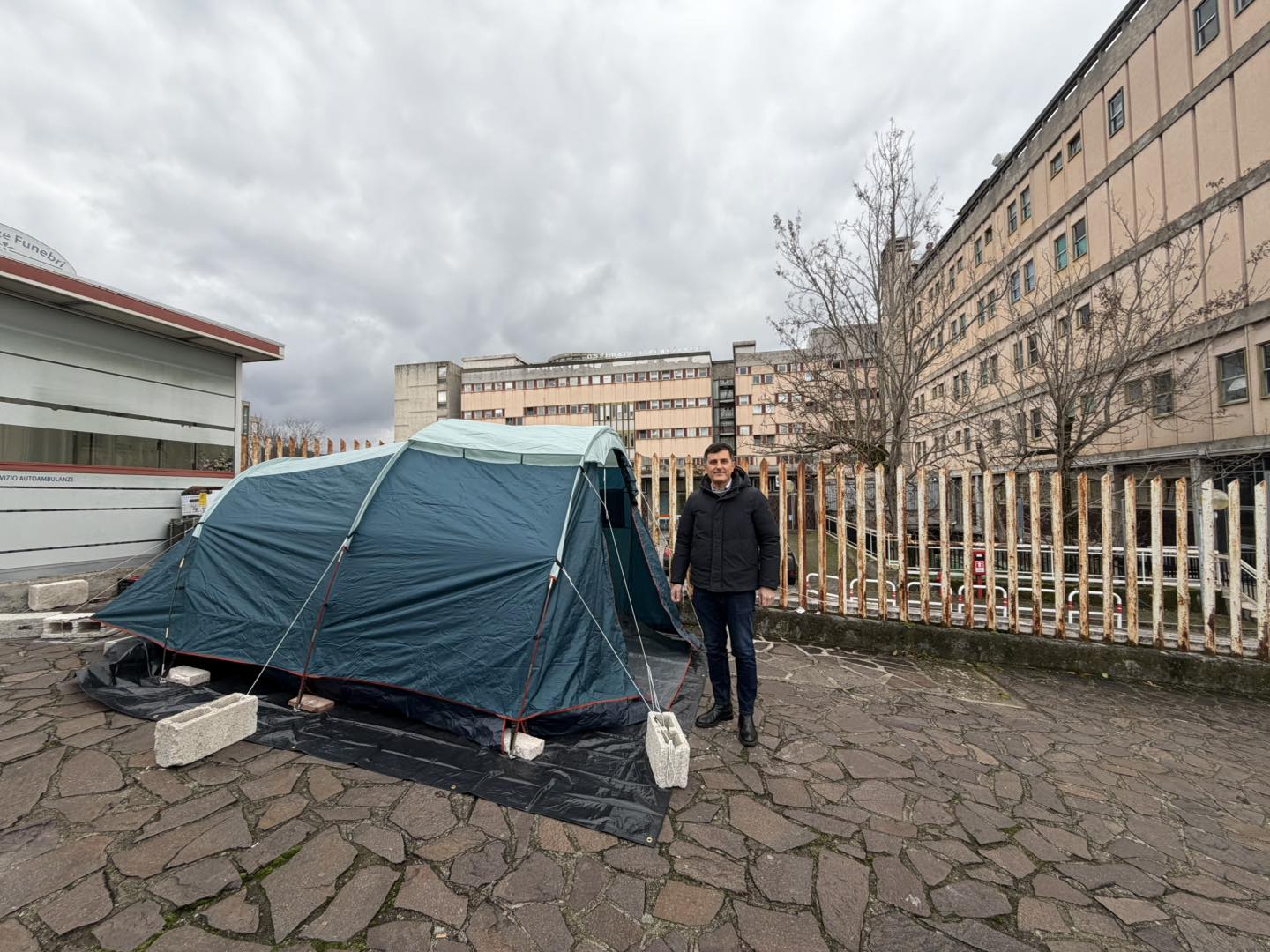 Isernia, la protesta del sindaco: Castrataro dorme in tenda davanti all’ospedale Veneziale