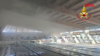 Torino: a fuoco il tetto della piscina comunale di Susa: il video