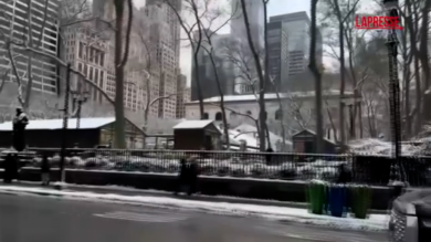 Tempesta di neve a New York, città paralizzata sotto le feste