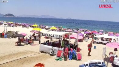 Brasile, aereo pubblicitario precipita in mare davanti alla spiaggia di Copacabana: il video