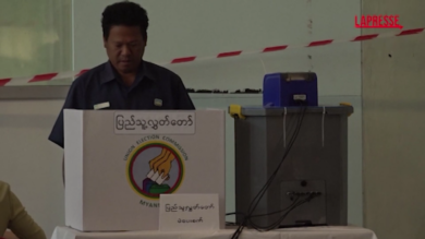 Myanmar, popolazione alle urne per le prime elezioni dalla presa del potere dei militari: le lunghe file ai seggi