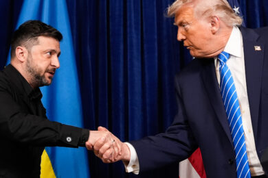 Ucraina, Zelensky in Florida per l’incontro con Trump. Cremlino: “D’accordo con Usa, tregua prolungherebbe conflitto”