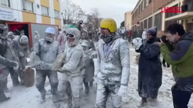 Spagna, le strade piene di farina e uova per la particolare festa della città di Ibi