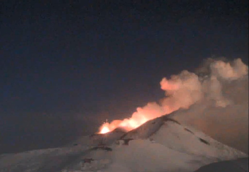 Etna, in corso eruzione: una serie di forti esplosioni