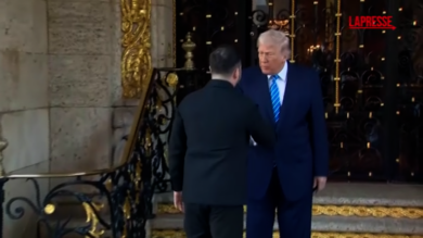 Ucraina, Zelensky arriva a Mar-a-Lago: la stretta di mano con Trump