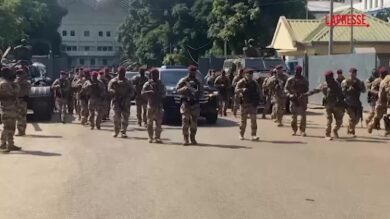 Guinea, è il giorno delle presidenziali: il generale Doumbouya va a votare da favorito