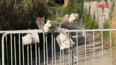 Brigitte Bardot, i fan lasciano fiori e foto all'esterno dalla casa di Saint Tropez