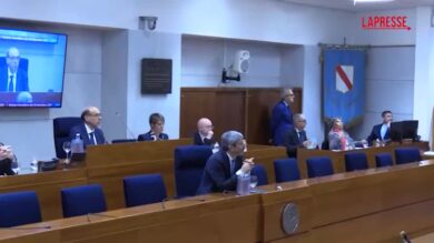 Campania, si insedia il Consiglio regionale. Fico: "Natale tranquillo. Vedete come sono riposato?"