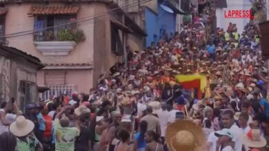 Venezuela, la festa nel 'Giorno dei Santi Innocenti': centinaia in piazza a Caucagua