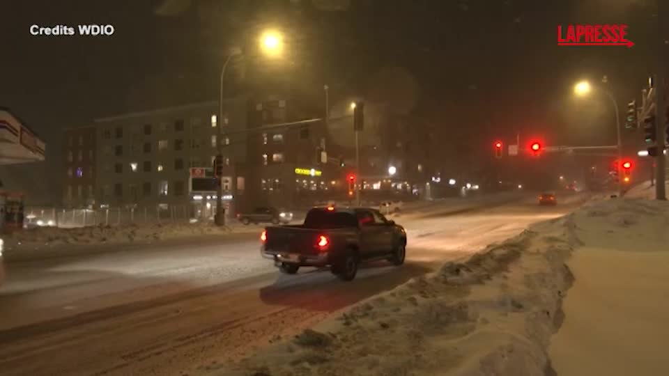 Usa, la tempesta di neve copre le strade di ghiaccio