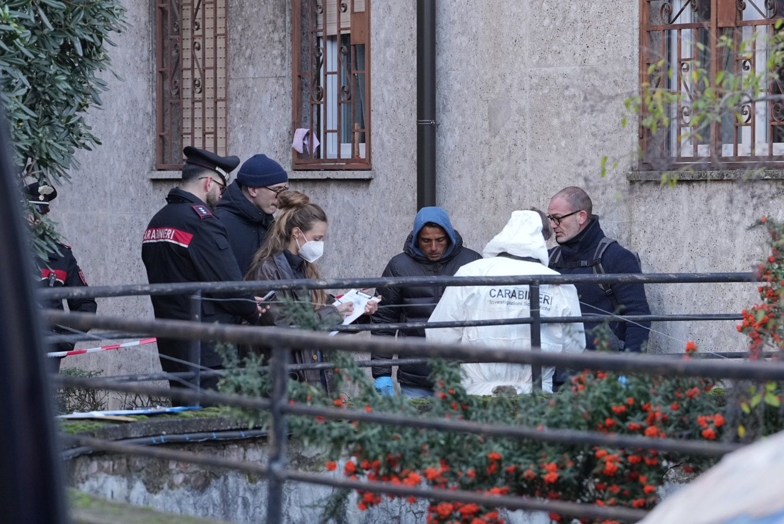 Milano, donna trovata morta in un cortile con segni sul collo: non escluso l’omicidio
