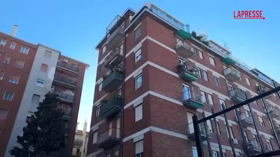 milano donna trovata morta in un cortile i rilievi della scientifica da Lapresse.it milano donna trovata morta in un cortile i rilievi della scientifica