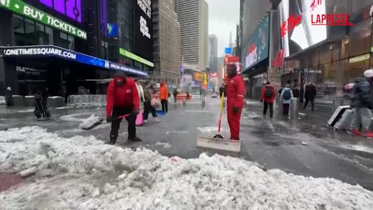 new york la tempesta di neve ricopre le strade da Lapresse.it new york la tempesta di neve ricopre le strade
