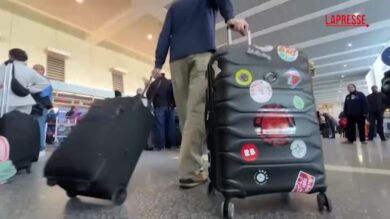 Maltempo in Usa, voli cancellati per bufera di neve: le persone ferme in aeroporto