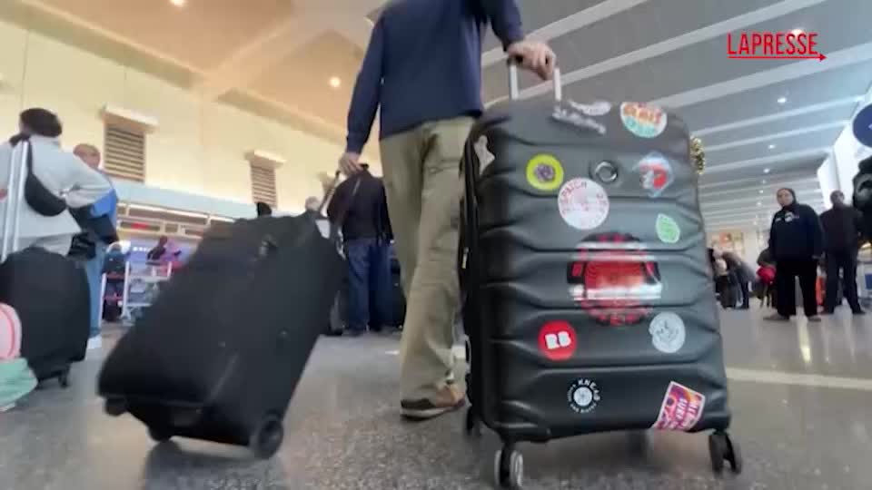 maltempo in usa voli cancellati per bufera di neve le persone ferme in aeroporto da Lapresse.it maltempo in usa voli cancellati per bufera di neve le persone ferme in aeroporto