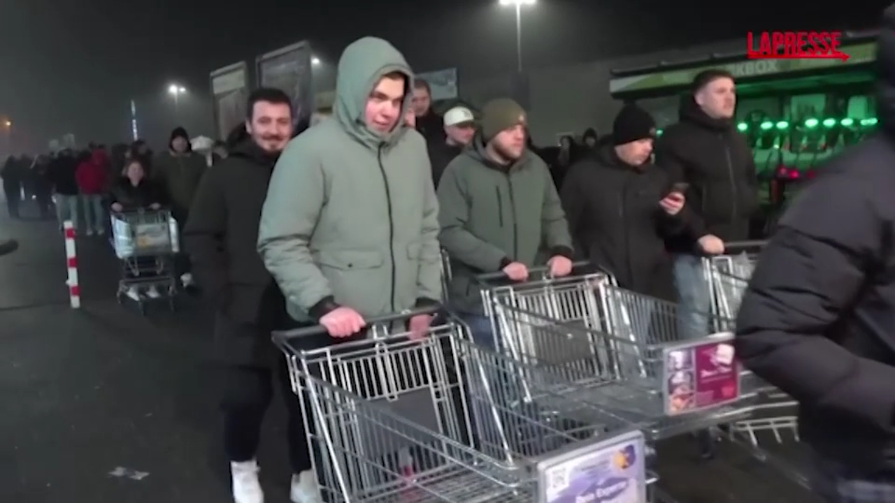 capodanno 2026 in germania in coda anche di notte per comprare fuochi d8217artificio e botti da Lapresse.it capodanno 2026 in germania in coda anche di notte per comprare fuochi d8217artificio e botti