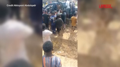 Anthony Joshua, il pugile ferito in un incidente d’auto: i soccorsi al campione dopo lo schianto