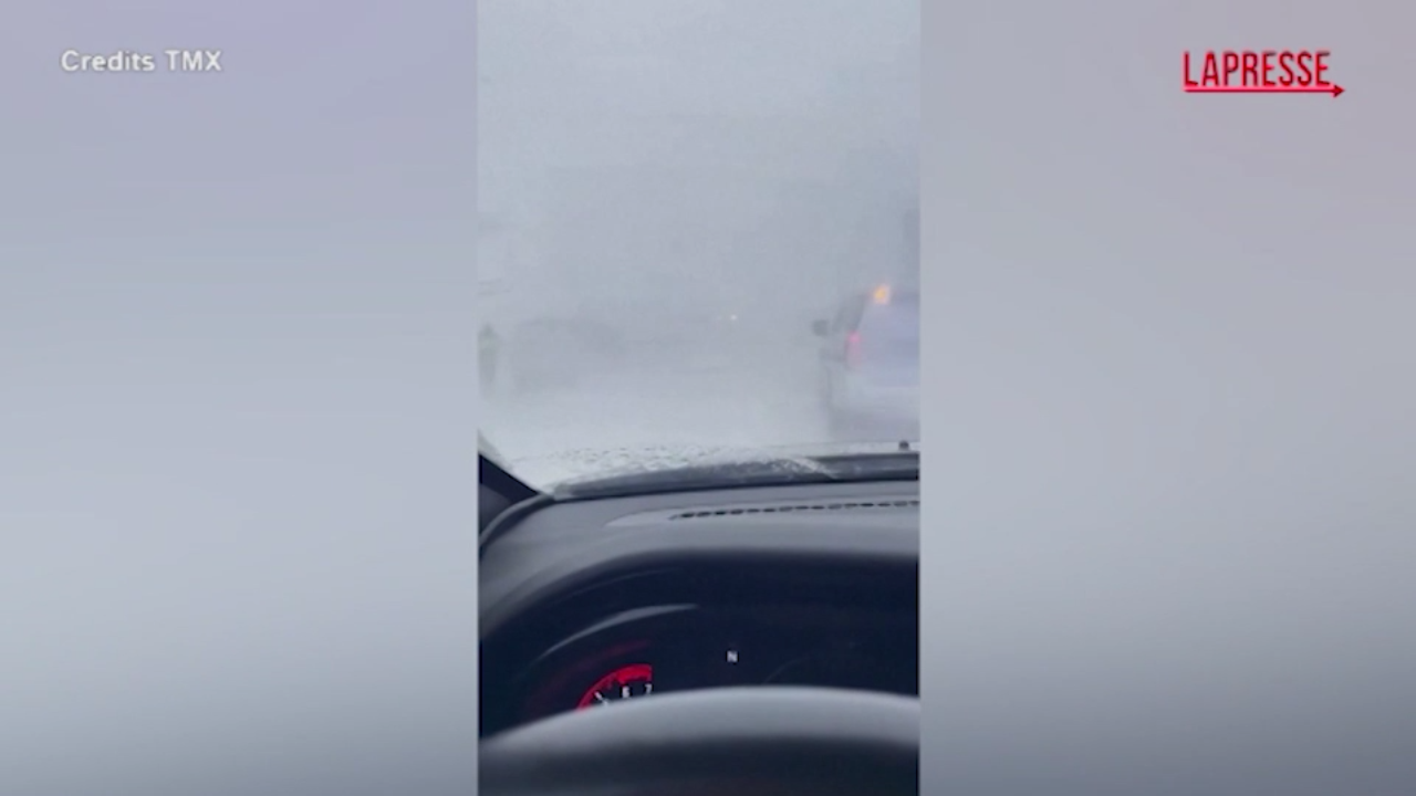 Usa, la tempesta di pioggia e neve vista dal parabrezza di un