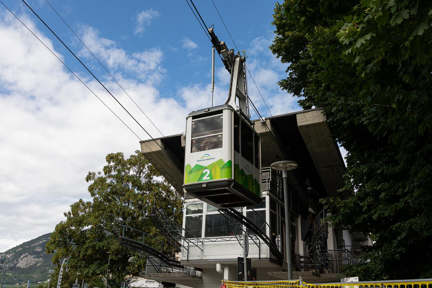 macugnaga incidente in funivia 3 feriti e 100 persone bloccate in quota da Lapresse.it macugnaga incidente in funivia 3 feriti e 100 persone bloccate in quota
