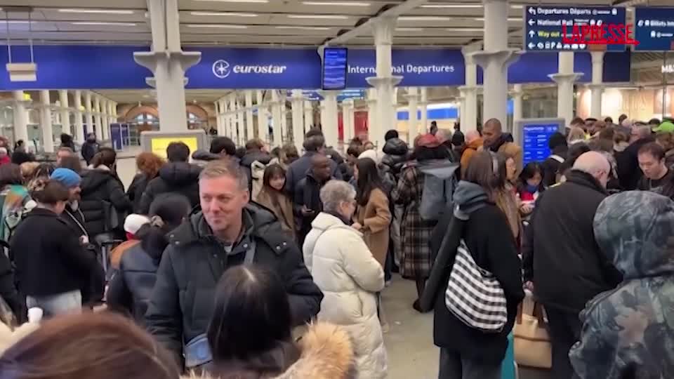 tunnel della manica treni sospesi per guasto elettrico i passeggeri in attesa a londra da Lapresse.it tunnel della manica treni sospesi per guasto elettrico i passeggeri in attesa a londra