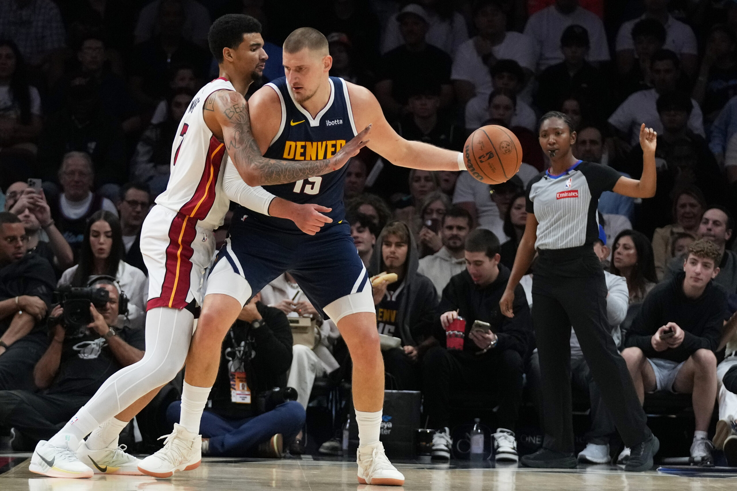 Nba, paura per Jokic: si infortuna al ginocchio e abbandona il match