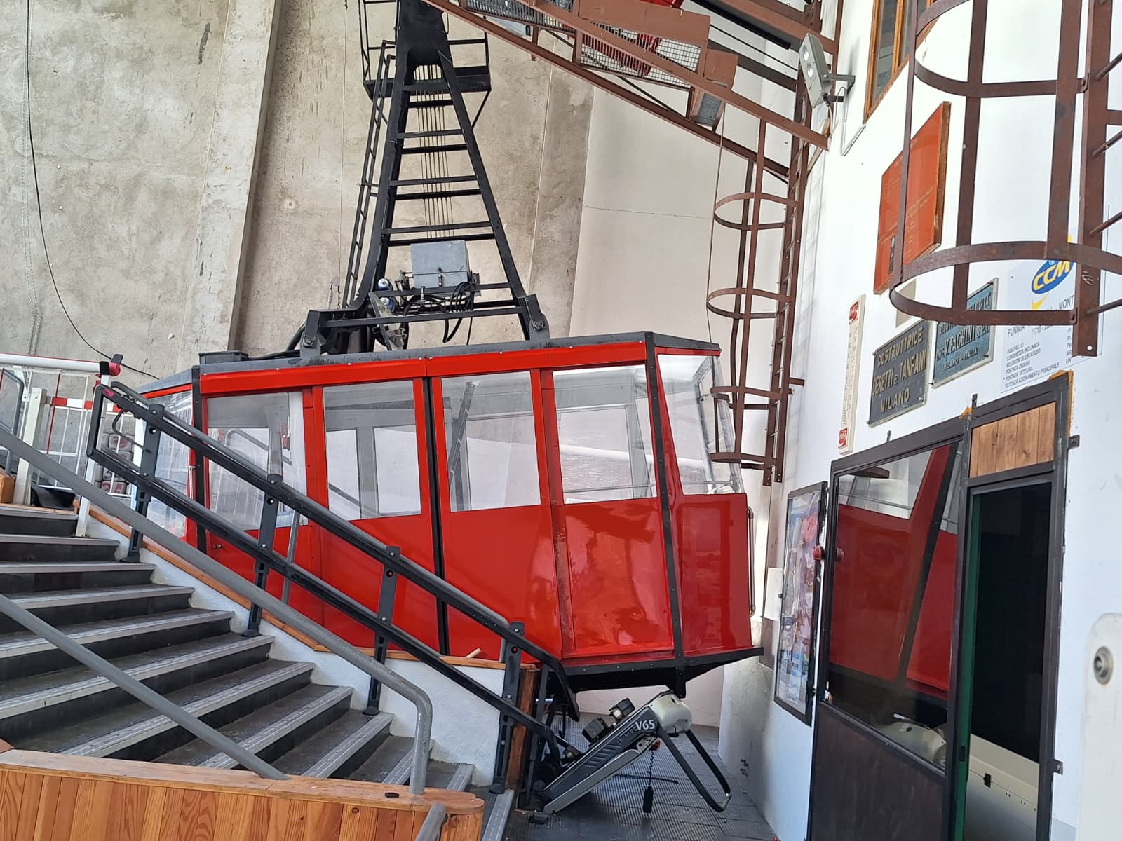 Macugnaga, incidente in funivia: 4 feriti, evacuate le persone bloccate Macugnaga, incidente in funivia: 4 feriti, evacuate le persone bloccate