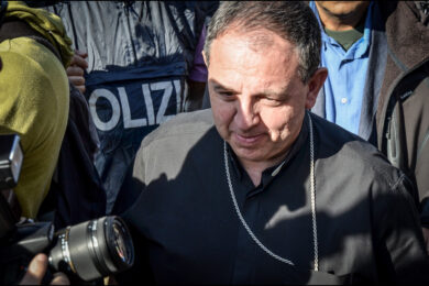 A Sanremo la ‘campana dei bimbi non nati’: polemica contro la scelta del vescovo