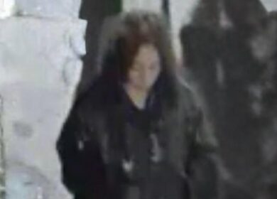 Milano, donna trovata morta in un cortile: diffuse le foto della vittima per cercare di identificarla