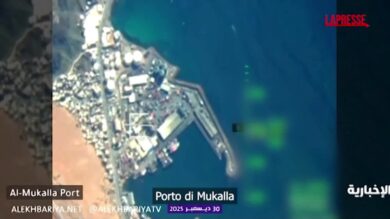Arabia Saudita, bombe su un porto in Yemen: colpita nave con carico di armi