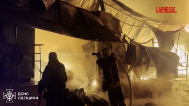 Ucraina: attacco russo su larga scala su Odessa, i palazzi in fiamme