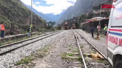 Scontro tra treni diretti a Machu Picchu: il trasporto dei feriti