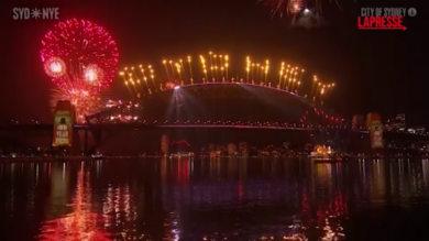 Capodanno 2026, la festa di Sydney: lo spettacolo dei fuochi d'artificio al porto
