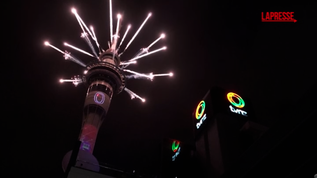 capodanno 2026 auckland apre le celebrazioni con i fuochi dalla sky tower da Lapresse.it capodanno 2026 auckland apre le celebrazioni con i fuochi dalla sky tower