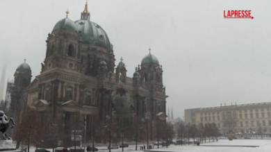 Nevicata su Berlino, ultimo dell'anno tra pupazzi e palle di neve