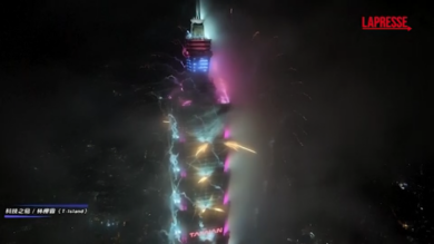 Capodanno 2026, a Taiwan è già anno nuovo: lo spettacolo pirotecnico della Torre 101