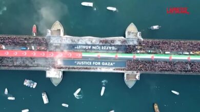 Istanbul, in migliaia sul ponte di Galata per sostenere Gaza
