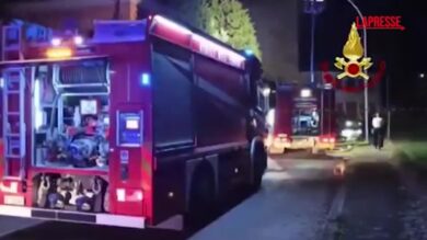 Forlì, incendio in appartamento: vigili del fuoco salvano 3 persone