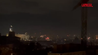 Capodanno 2026, la mezzanotte a Roma: fuochi d'artificio illuminano le bellezze della città