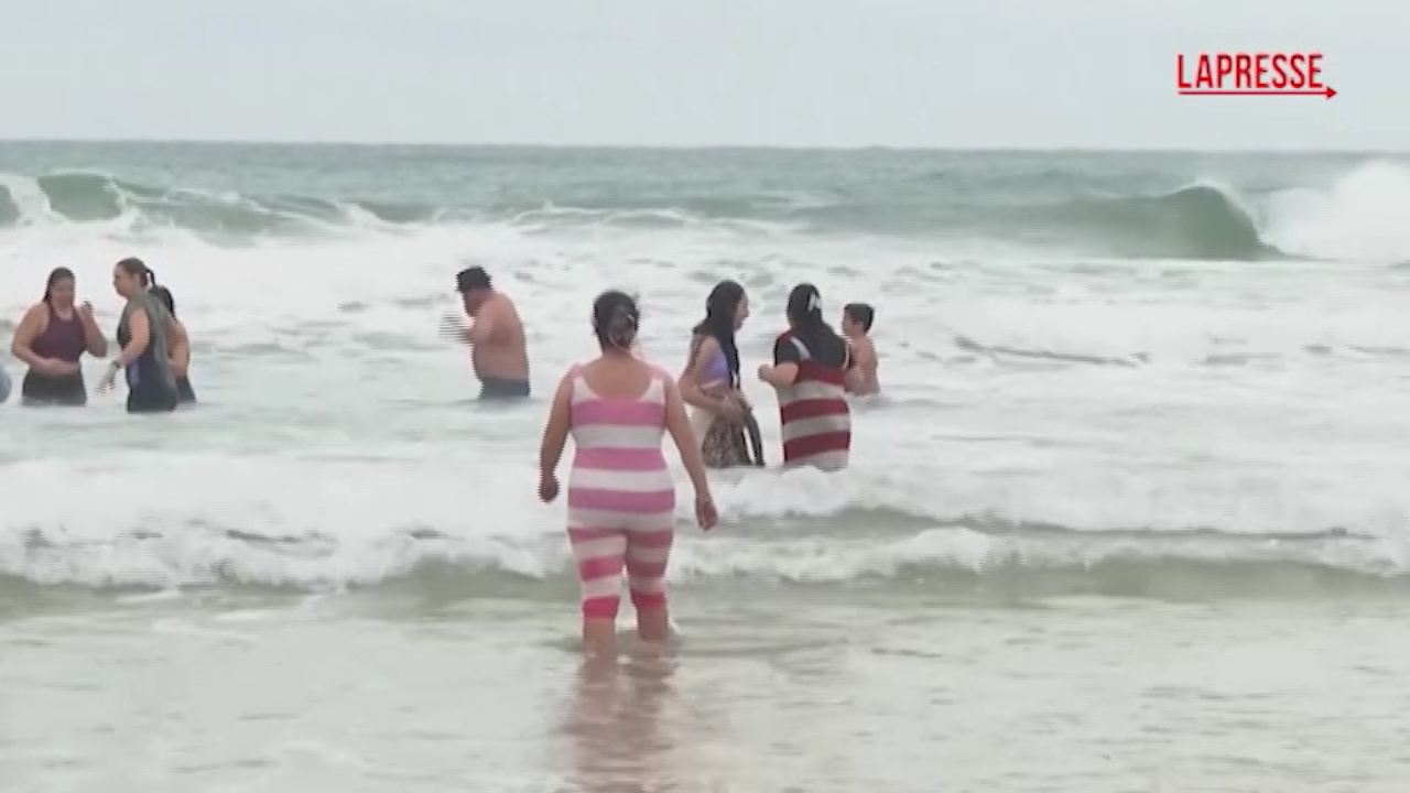 portogallo un tuffo nell oceano atlantico per festeggiare il 2026