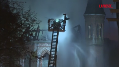 Amsterdam, incendio in chiesa in centro: il rogo e l'intervento dei vigili del fuoco