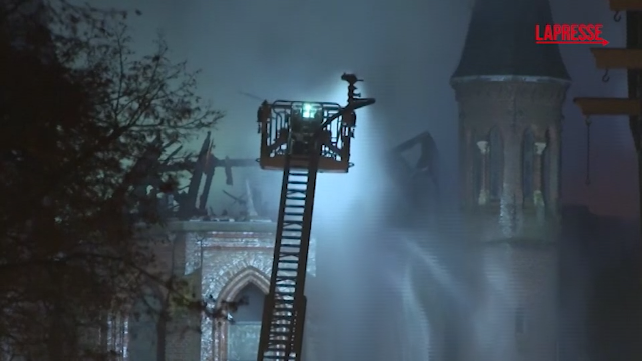 Amsterdam, incendio in chiesa in centro: il rogo e l Amsterdam, incendio in chiesa in centro: il rogo e l