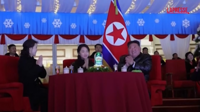 Corea del Nord: Kim Jong Un partecipa ai festeggiamenti di capodanno con moglie e figlia