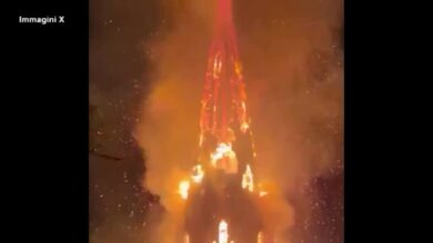 Brucia chiesa in centro ad Amsterdam: crolla il campanile