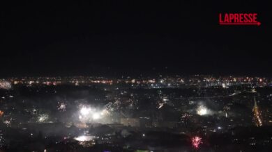 Capodanno 2026, i fuochi d'artificio illuminano il cielo di Napoli