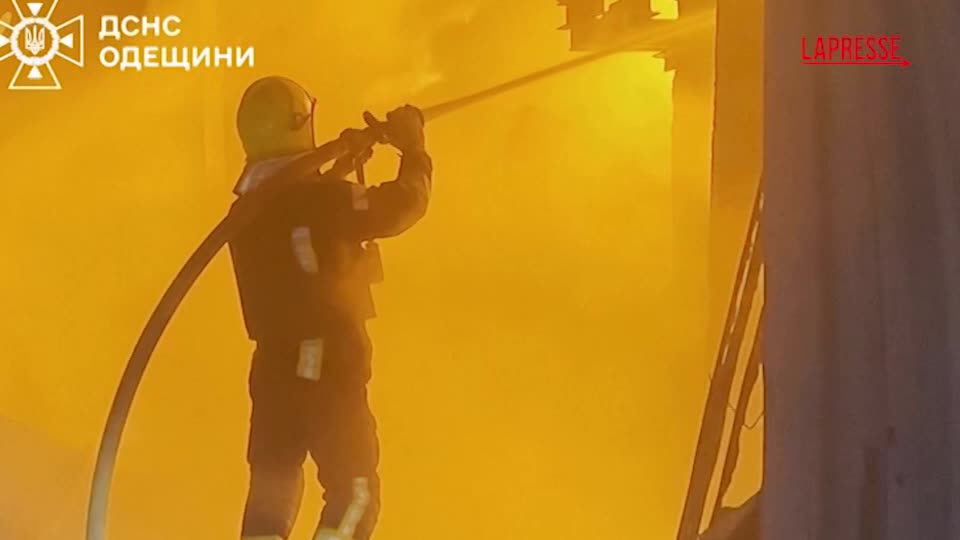 ucraina notte di attacchi russi in ucraina droni colpiscono odessa e volyn