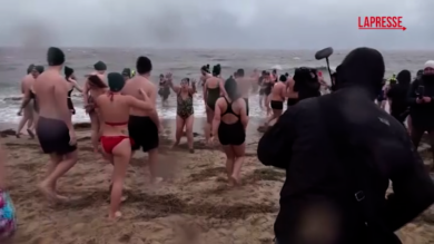 Germania, in 800 festeggiano Capodanno con un tuffo nel Mare del Nord