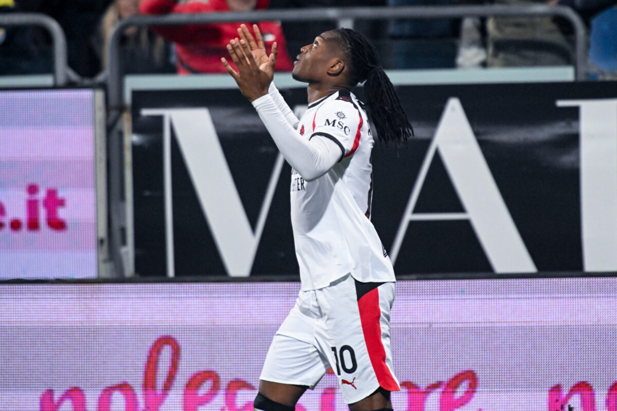 Milan Cagliari 0 1, il ritorno al gol di Leao porta i rossoneri in testa da soli