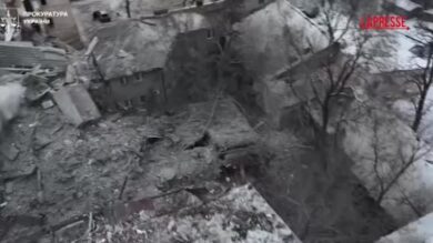 Ucraina, attacco russo sulla città di Kharkiv: la devastazione nelle immagini del drone