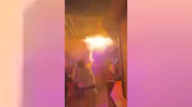 Crans-Montana, l'inizio dell'incendio in un video sui social: un ragazzo cerca di spegnere le fiamme