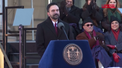 New York, Mamdani inizia il mandato da sindaco: "Saremo esempio per il mondo"